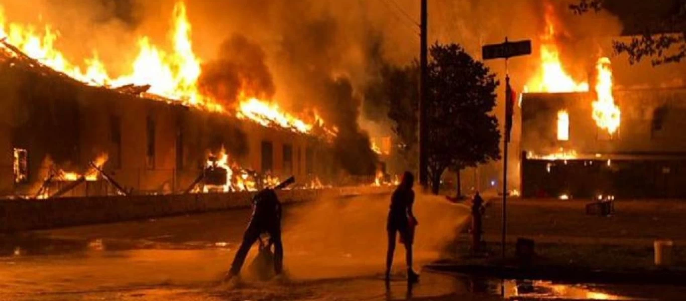 «Χάος» στις ΗΠΑ: Ταραξίες έβαλαν φωτιά σε συγκρότημα κατοικιών στο Ρίτσμοντ (βίντεο)